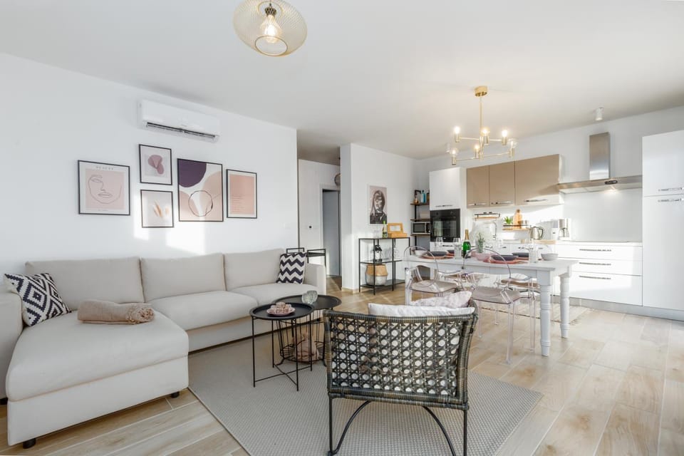 Kitchen or kitchenette, Living room