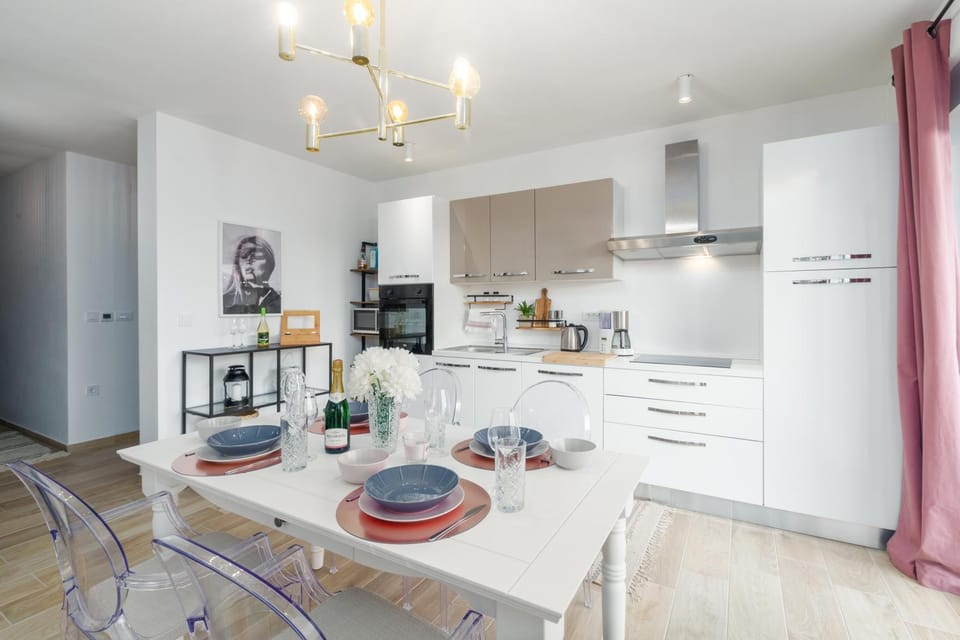 Kitchen or kitchenette, Dining area