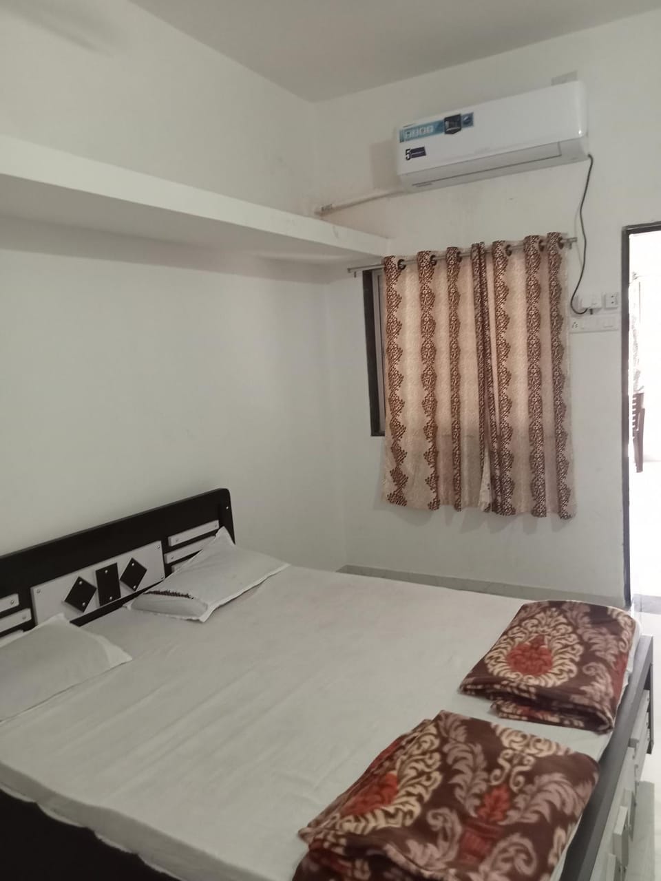 Bed, air conditioner