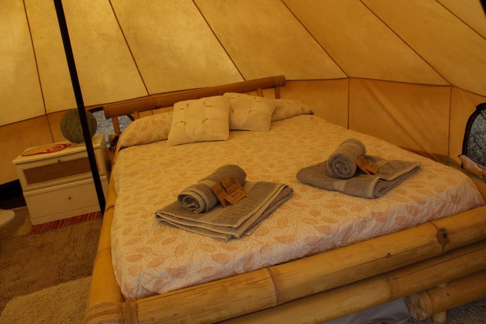 Bed, towels