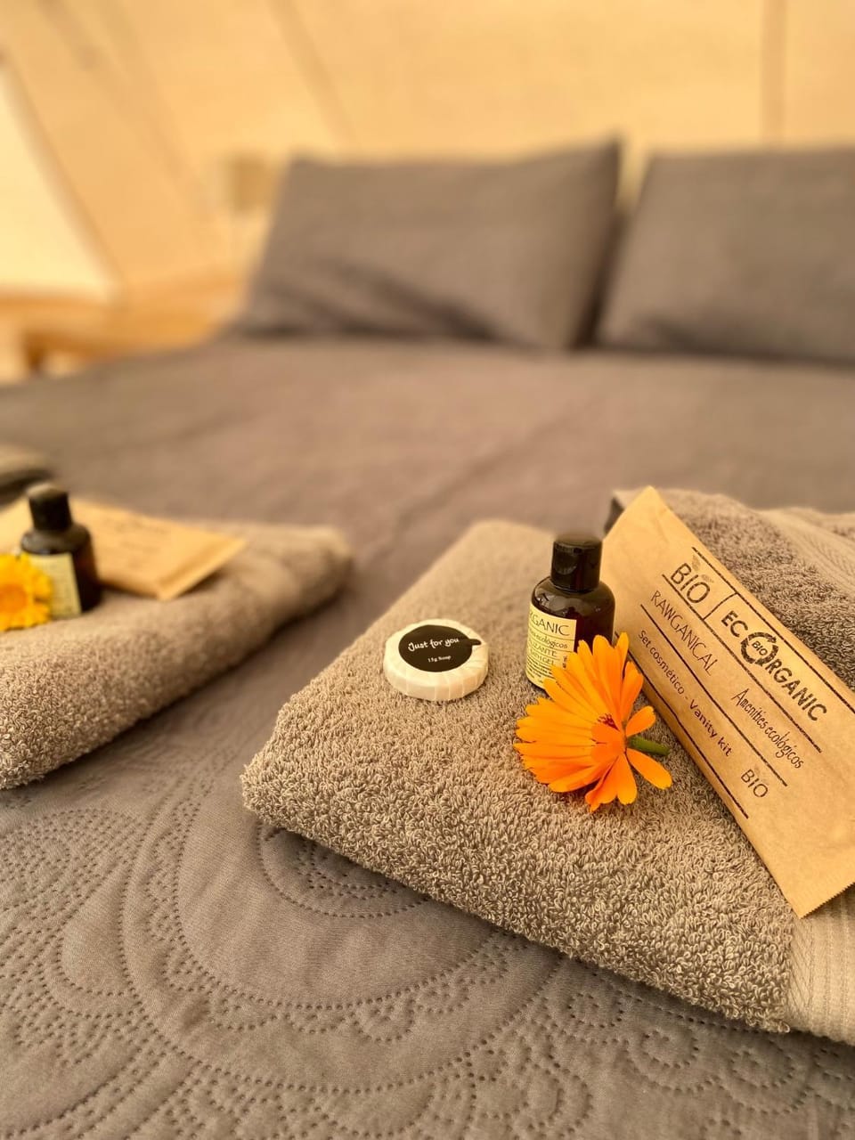 Bed, towels