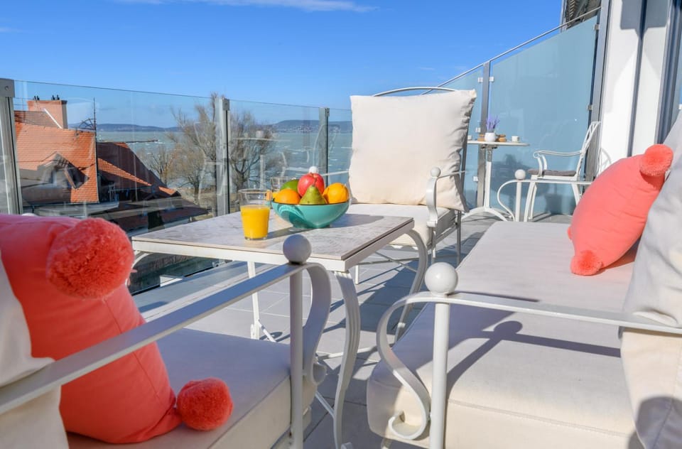 Patio, View (from property/room), Balcony/Terrace, Balcony/Terrace, Dining area, Lake view