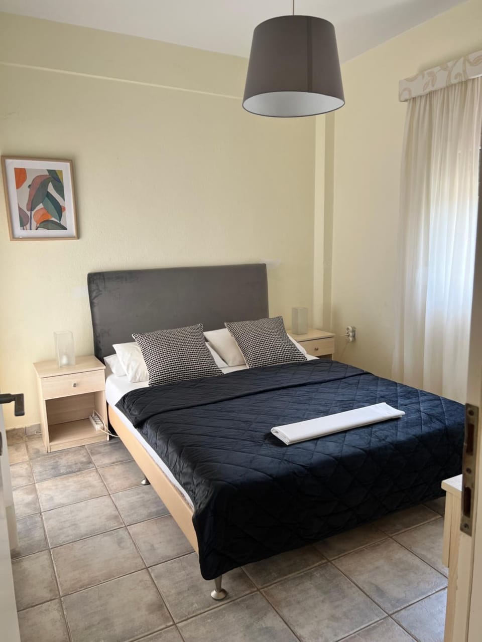 Bed, Photo of the whole room, towels, air conditioner