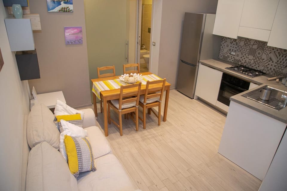 Kitchen or kitchenette, Living room, Seating area, Dining area