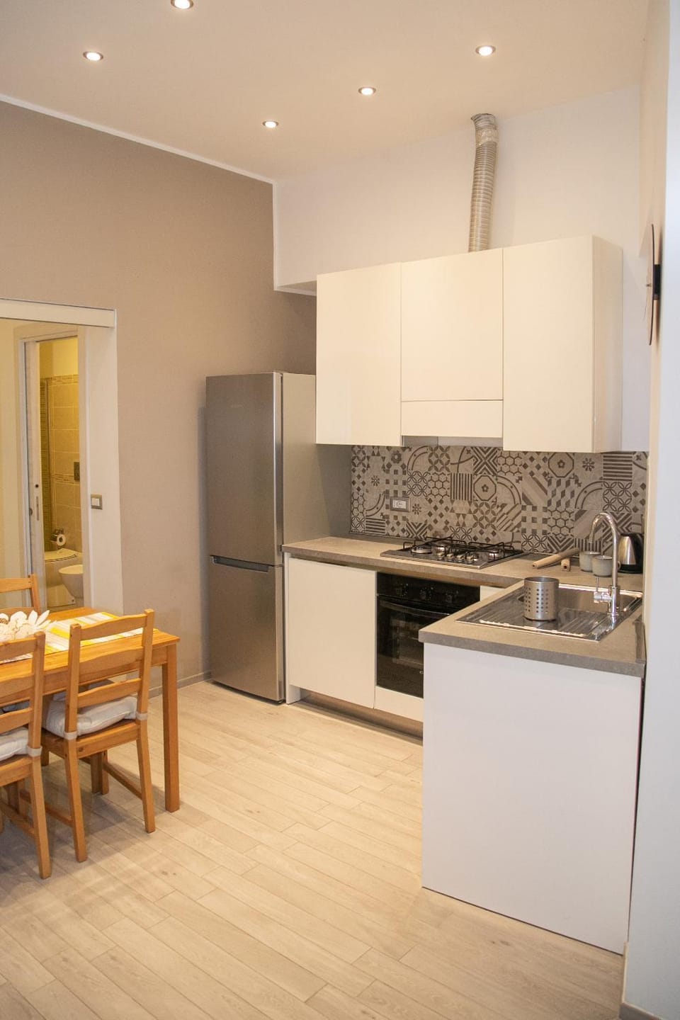 Kitchen or kitchenette, Dining area