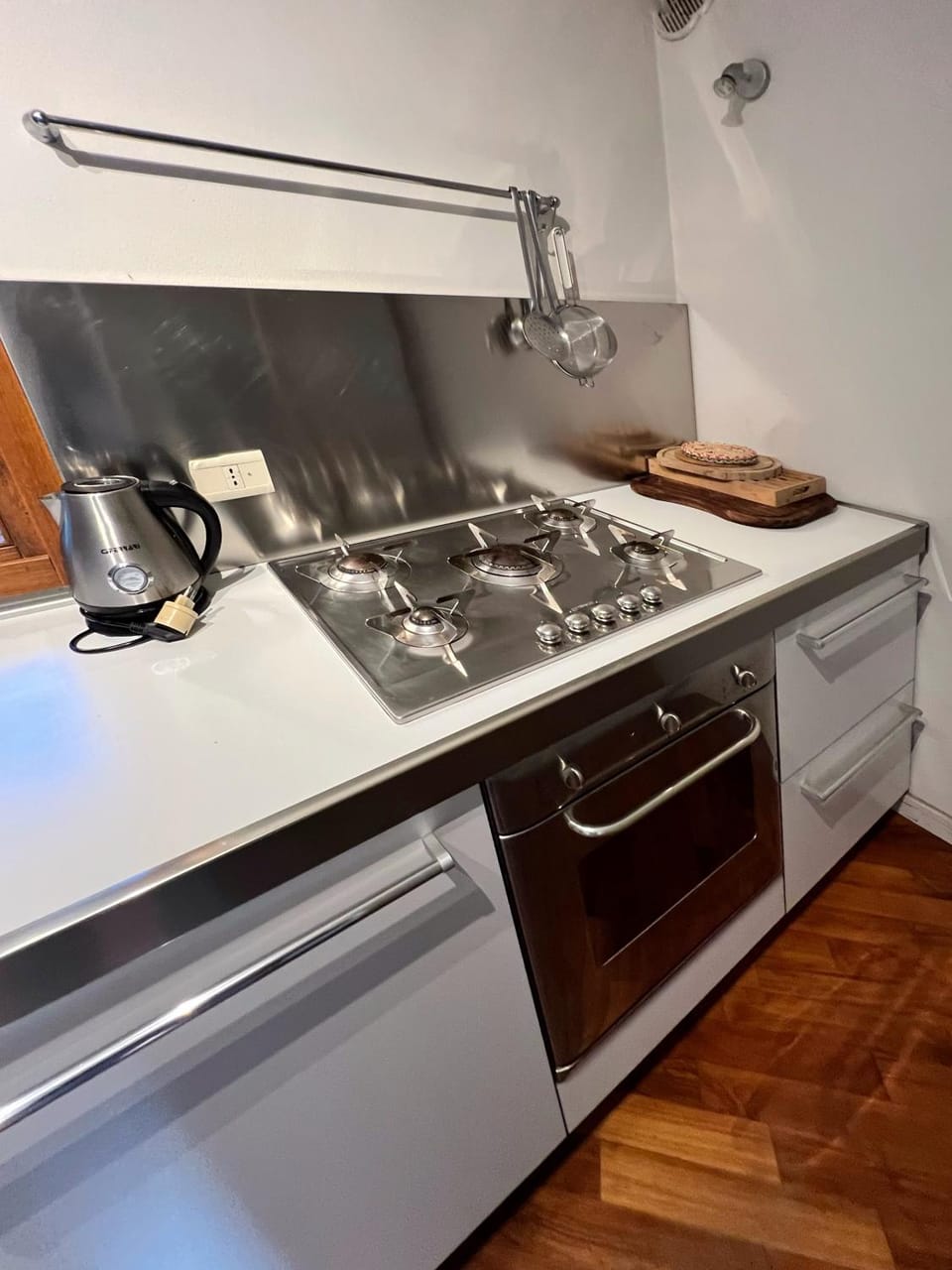 Kitchen or kitchenette, oven, pet friendly, stove