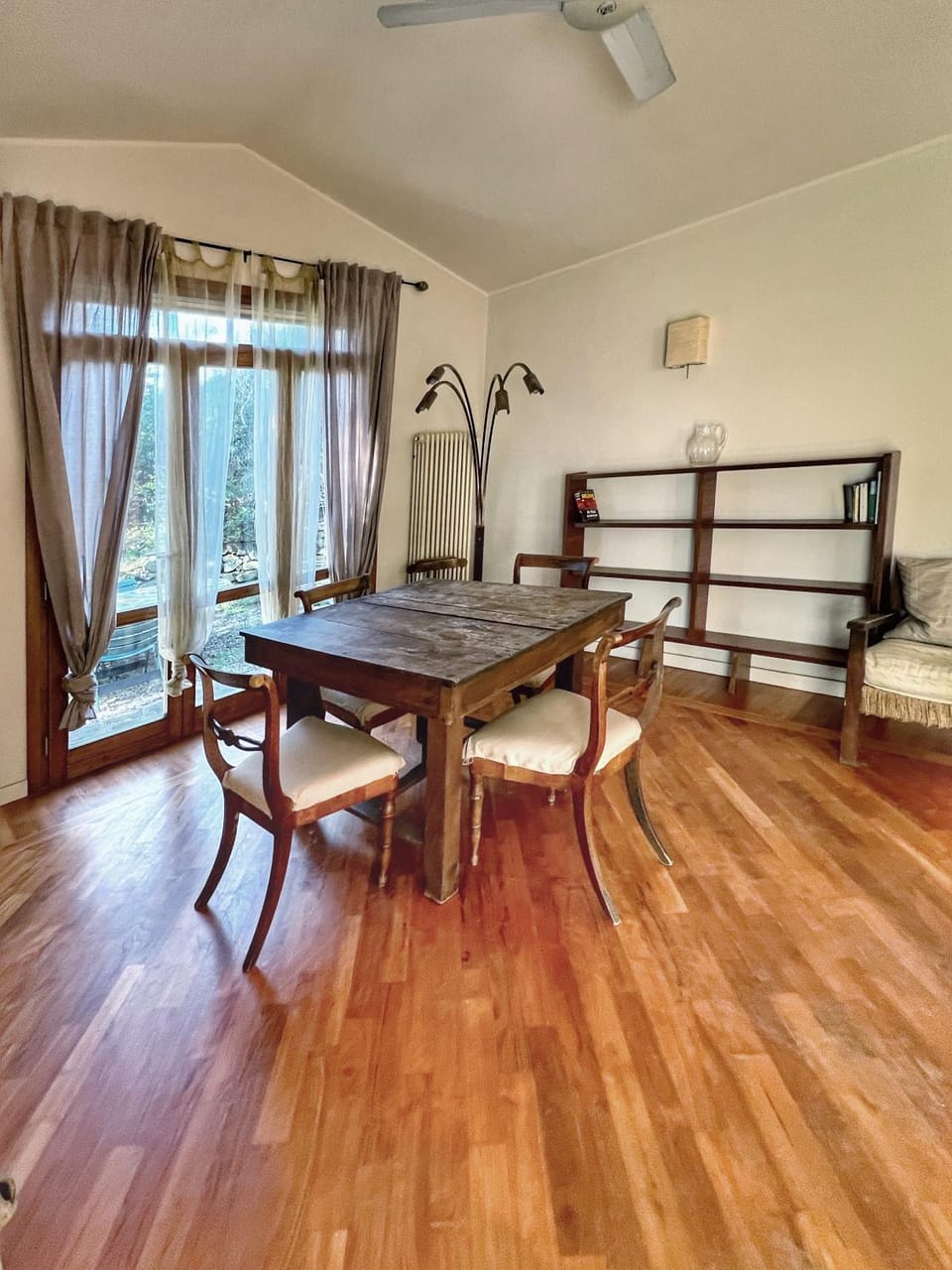 Living room, Seating area, Dining area, fireplace