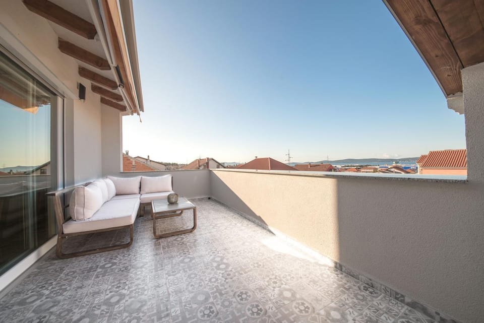 Day, Natural landscape, View (from property/room), Balcony/Terrace, Balcony/Terrace, Seating area, Sea view