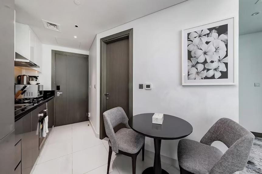 Damac Maison Prive Deluxe Studio with Water Canal View Hotel in Dubai