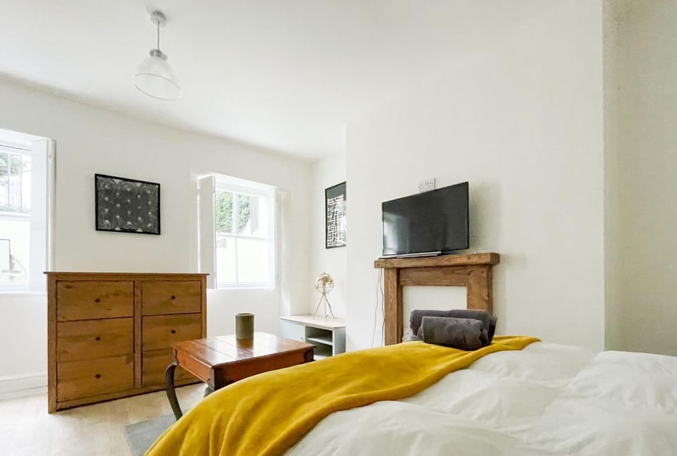 Bed, TV and multimedia