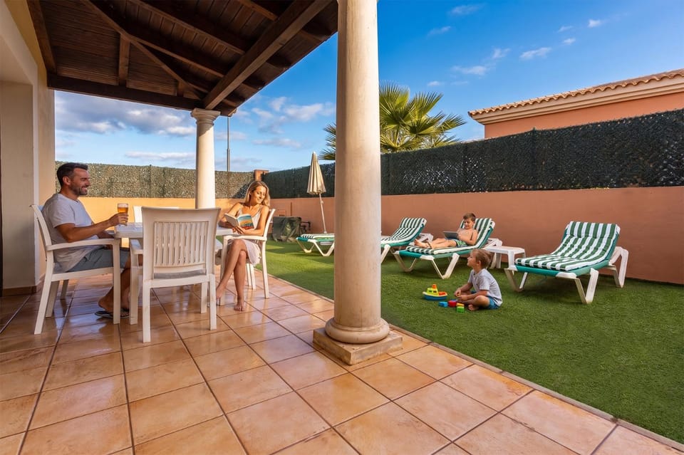 Property building, Patio, Facade/entrance, Off site, Day, sunbed
