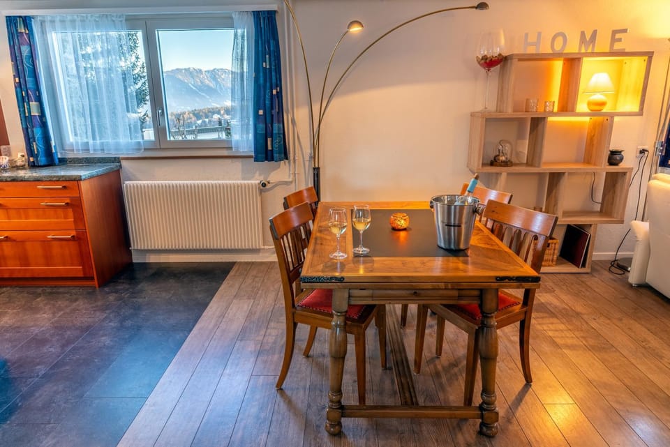 Seating area, Dining area