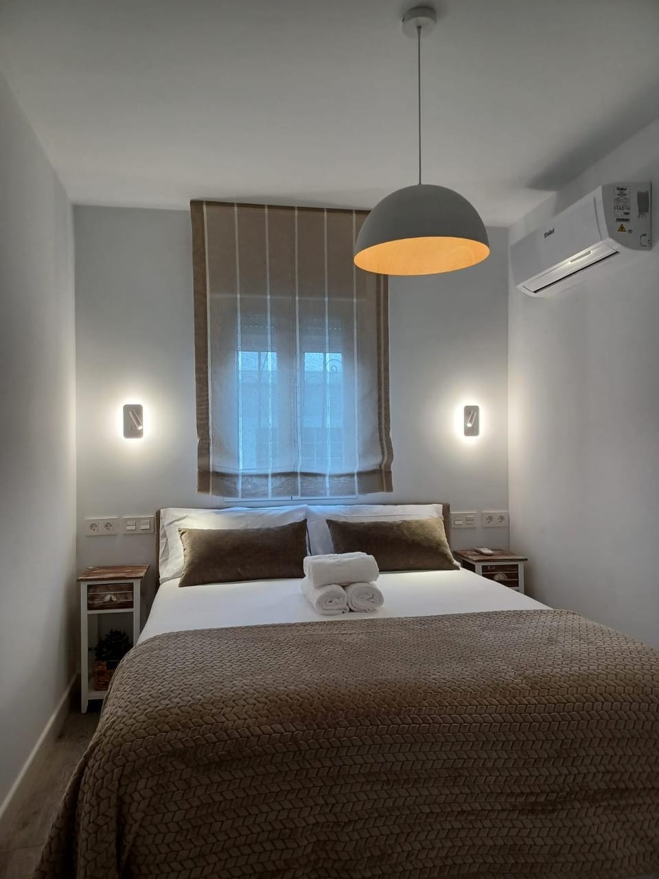 Bed, Photo of the whole room, Bedroom, air conditioner