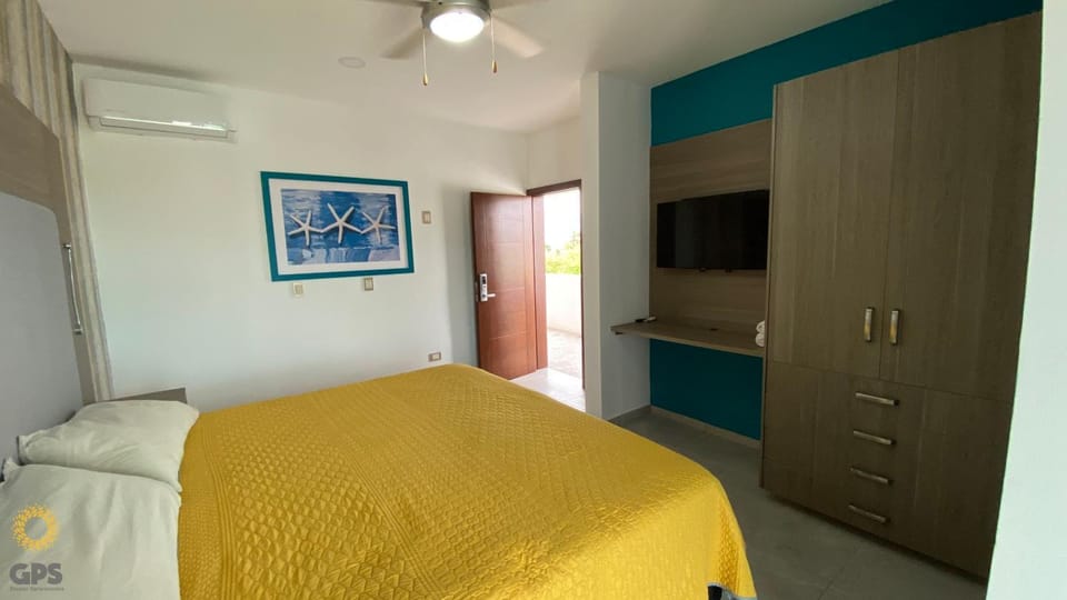 Bed, TV and multimedia, Photo of the whole room, Bedroom, fireplace, wardrobe, air conditioner