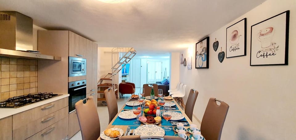 Kitchen or kitchenette, Living room, Seating area, Dining area, kitchen