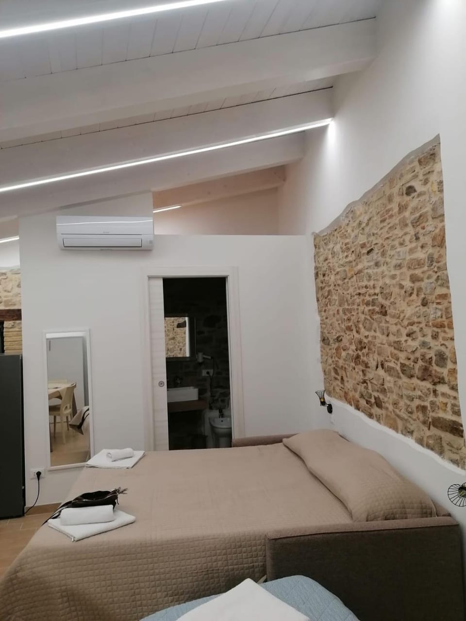 Bed, Photo of the whole room, air conditioner