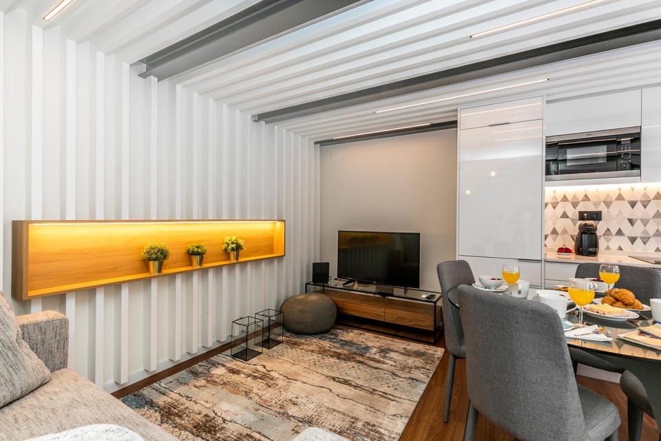 TV and multimedia, Coffee/tea facilities, Kitchen or kitchenette, Living room, Decorative detail, Dining area, microwave, oven, stove, air conditioner