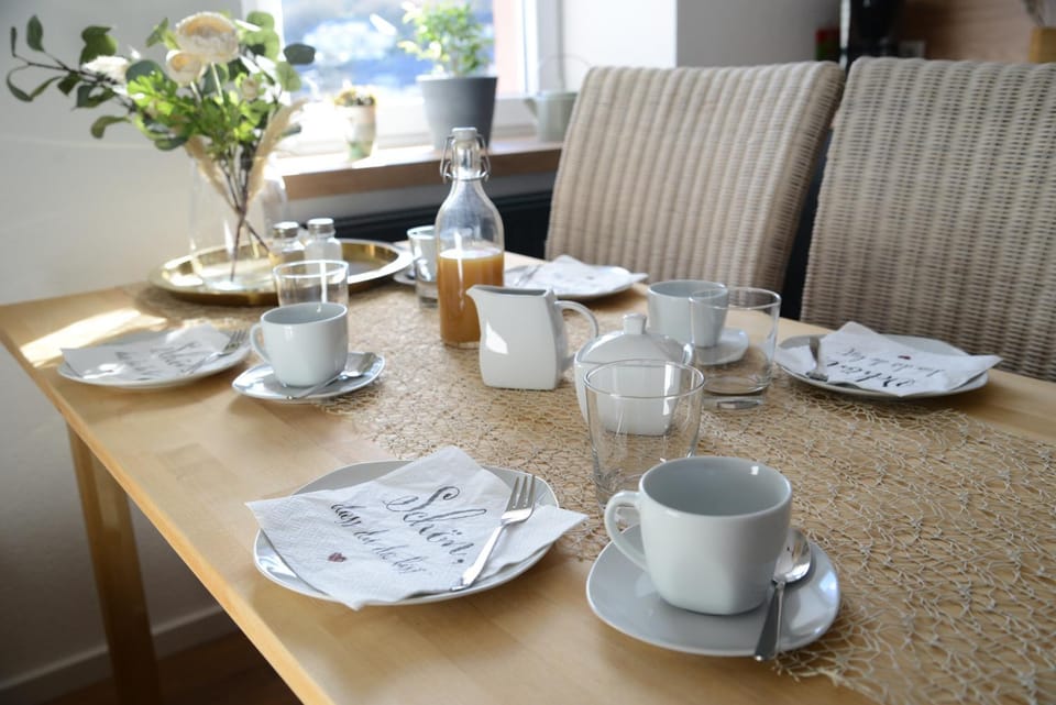 Seating area, Dining area
