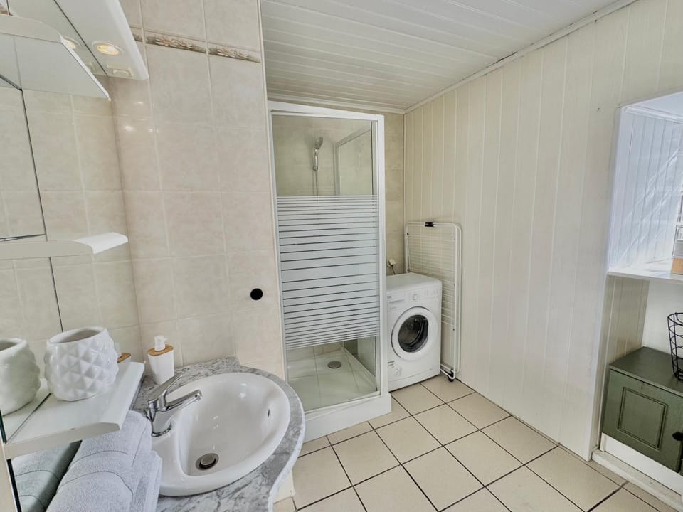 Shower, Bathroom, washing machine