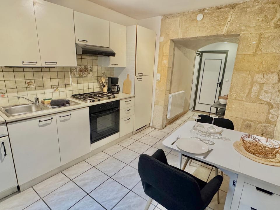 Kitchen or kitchenette, Dining area, oven, stove, toaster