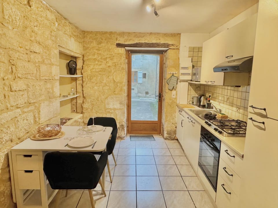 Kitchen or kitchenette, Dining area