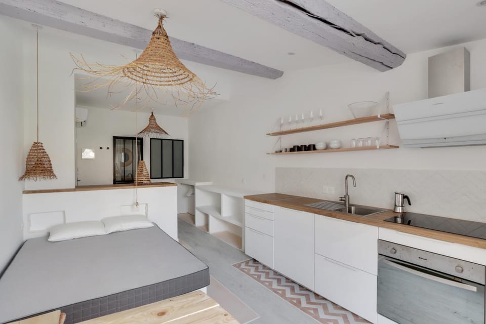 Bed, Kitchen or kitchenette, Photo of the whole room, Bedroom, stove