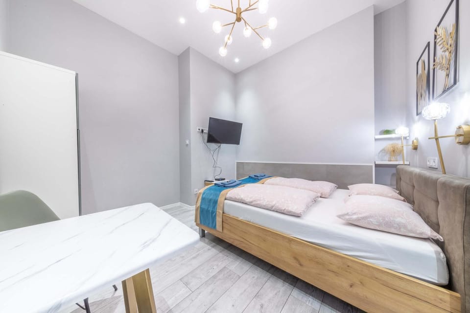 Bed, TV and multimedia, Bedroom