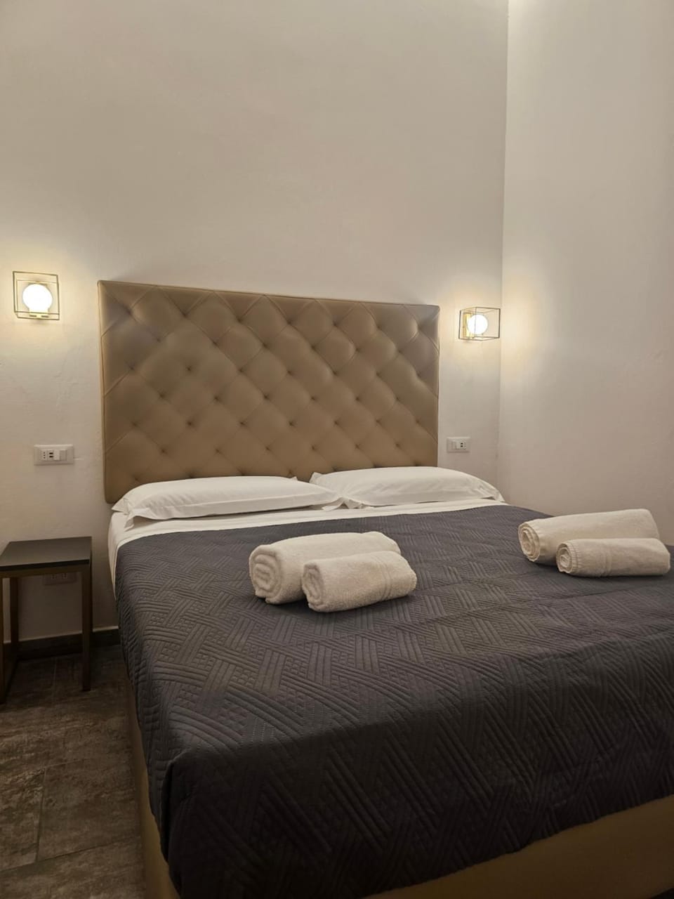 Bed, Bedroom, towels