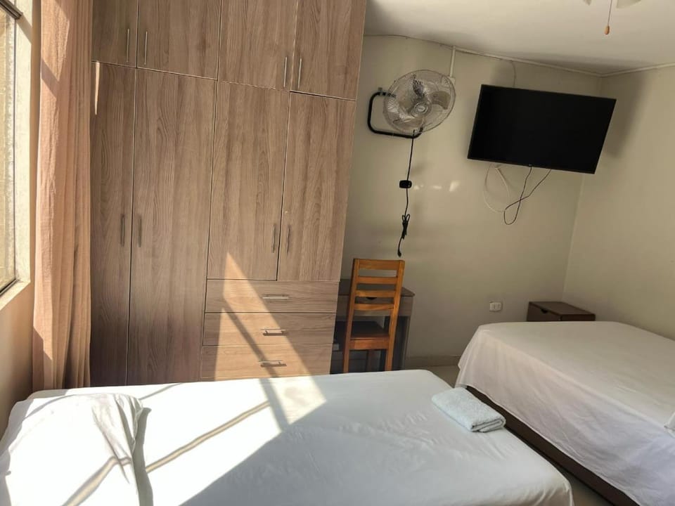 Bed, TV and multimedia, Photo of the whole room, Bedroom