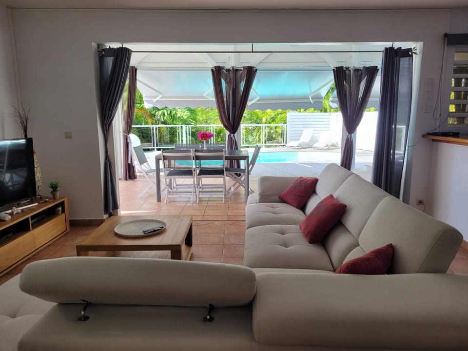 VILLA STE MARTHE avec piscine, grande terrasse, jardin intime et citerne d'eau Villa in Grande-Terre, Guadeloupe
