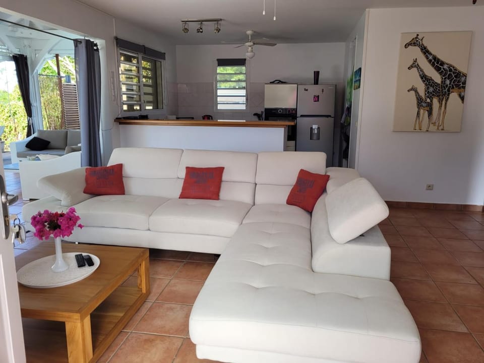 VILLA STE MARTHE avec piscine, grande terrasse, jardin intime et citerne d'eau Villa in Grande-Terre, Guadeloupe