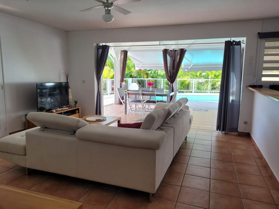 VILLA STE MARTHE avec piscine, grande terrasse, jardin intime et citerne d'eau Villa in Grande-Terre, Guadeloupe