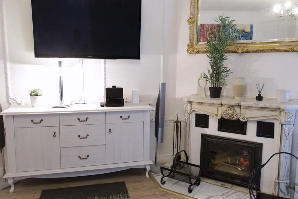 Communal lounge/ TV room, TV and multimedia, Living room