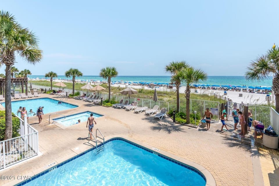 Ocean Villa 305 by Sand Seeker Vacations House in Long Beach
