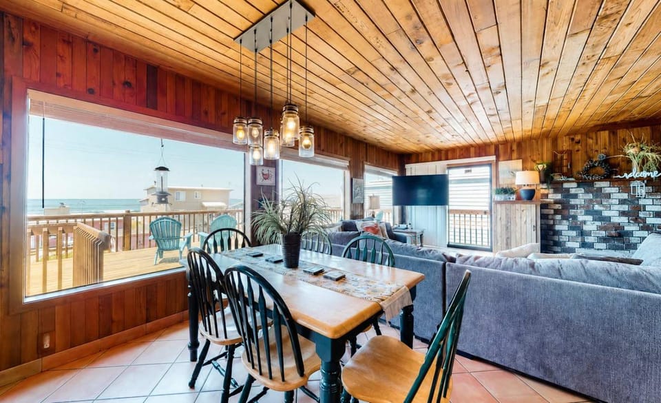 Pelican Harbor House in Rockaway Beach