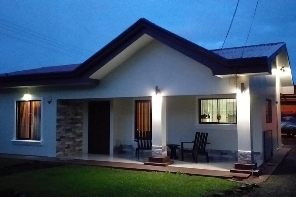 Elegant Villa in La Fortuna with spacious backyard plus very private pool & parking Villa in La Fortuna