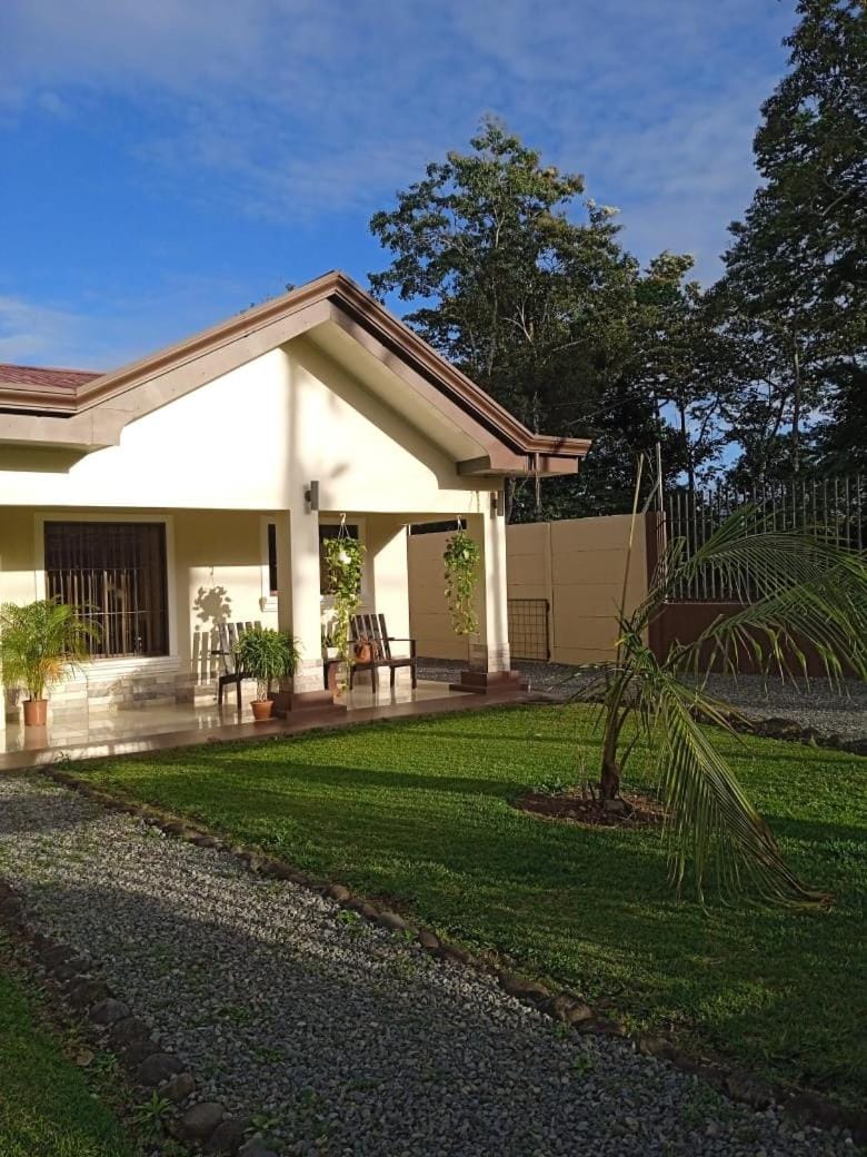 Elegant Villa in La Fortuna with spacious backyard plus very private pool & parking Villa in La Fortuna
