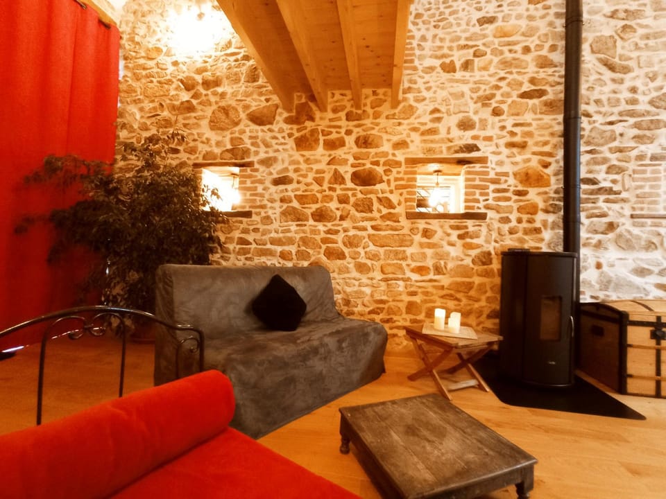 La Grange de Marie à St Angel - Magnifique Grange Rénovée en loft pour 1 à 6 pers House in Auvergne-Rhône-Alpes