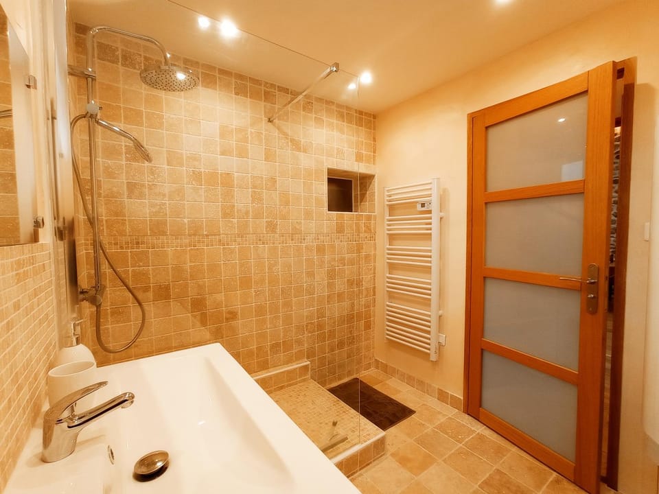 La Grange de Marie à St Angel - Magnifique Grange Rénovée en loft pour 1 à 6 pers House in Auvergne-Rhône-Alpes
