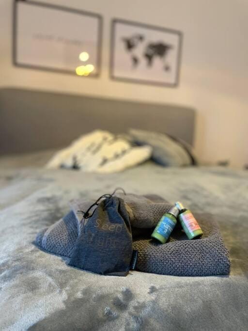 Bed, Photo of the whole room, Bedroom, towels