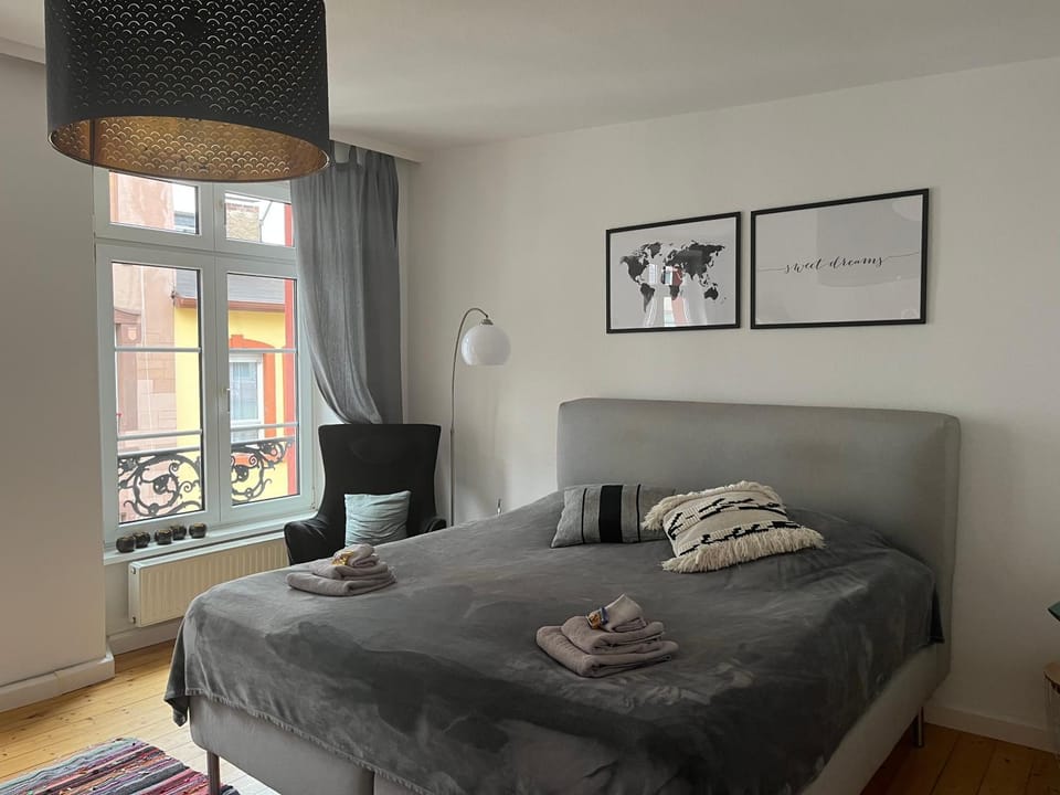 Bed, Photo of the whole room, Seating area, Bedroom, towels
