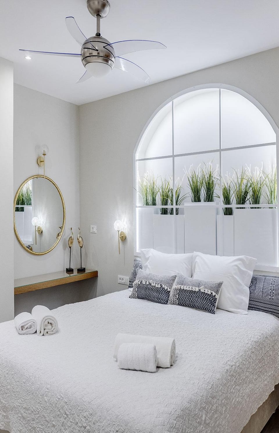Bed, TV and multimedia, Bedroom, wardrobe, air conditioner, air conditioner