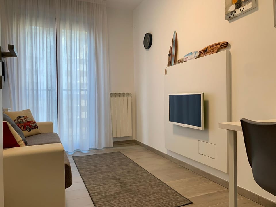 Communal lounge/ TV room, TV and multimedia, Living room, Seating area