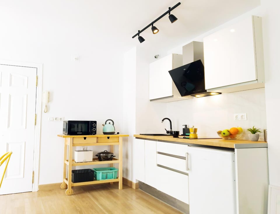 Kitchen or kitchenette, minibar, stove, toaster