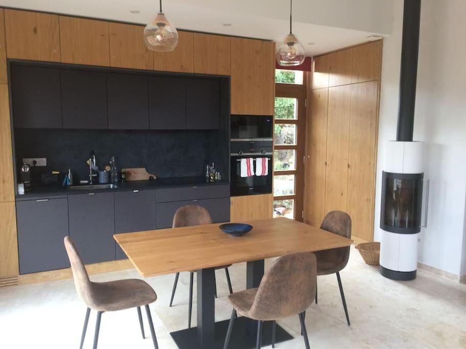 Coffee/tea facilities, Kitchen or kitchenette, Dining area, minibar, pet friendly, stove