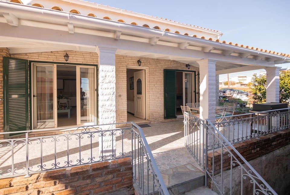 Facade/entrance, Balcony/Terrace