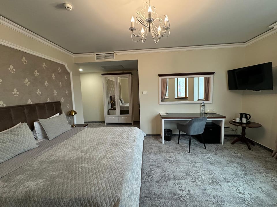 Bed, TV and multimedia, Photo of the whole room, Bedroom