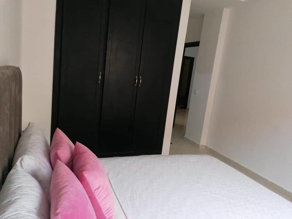 Photo of the whole room, Bedroom, wardrobe