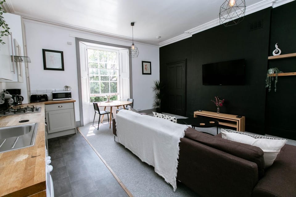 TV and multimedia, Kitchen or kitchenette, Living room, Seating area, Dining area