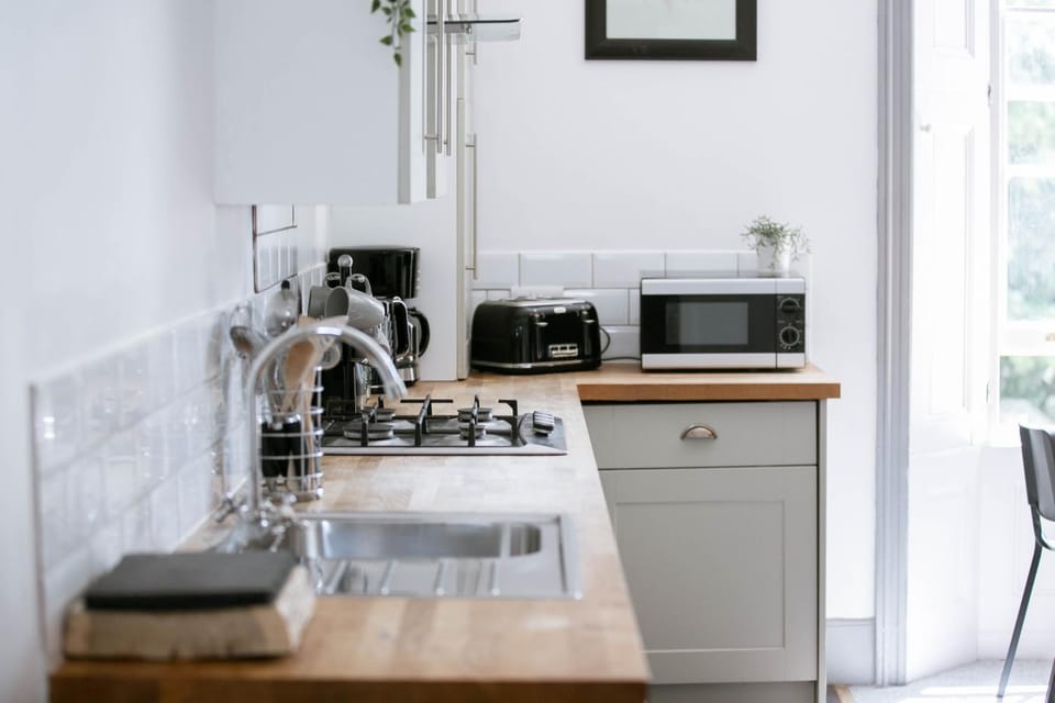 Coffee/tea facilities, Kitchen or kitchenette, microwave, stove, toaster